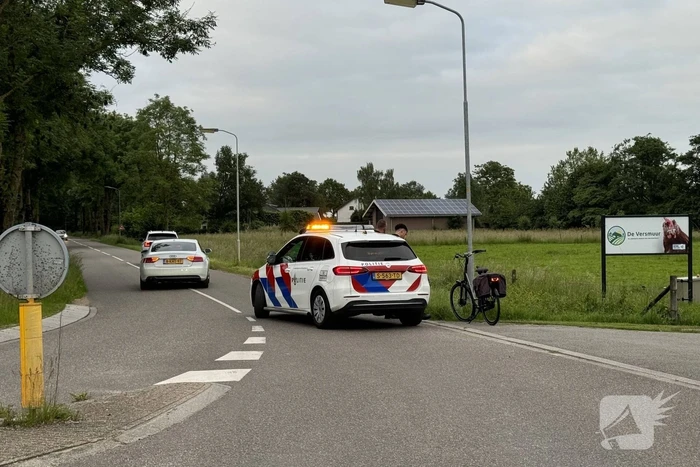 Automobilist mist bocht en raakt van de weg