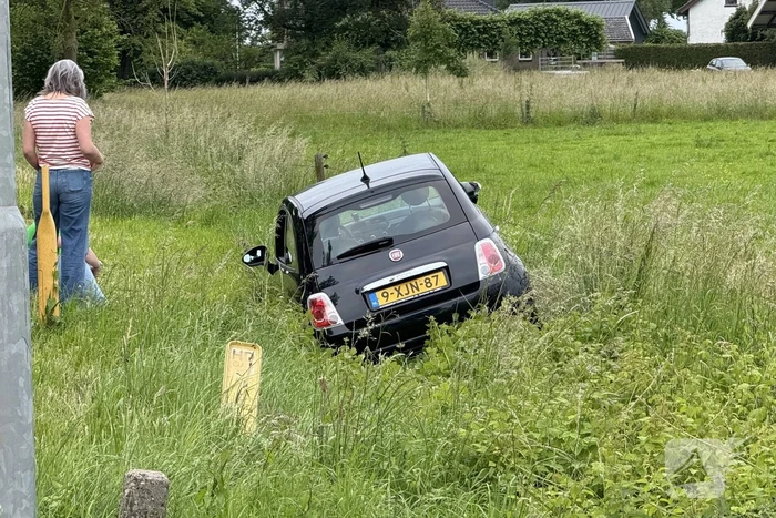 Automobilist mist bocht en raakt van de weg