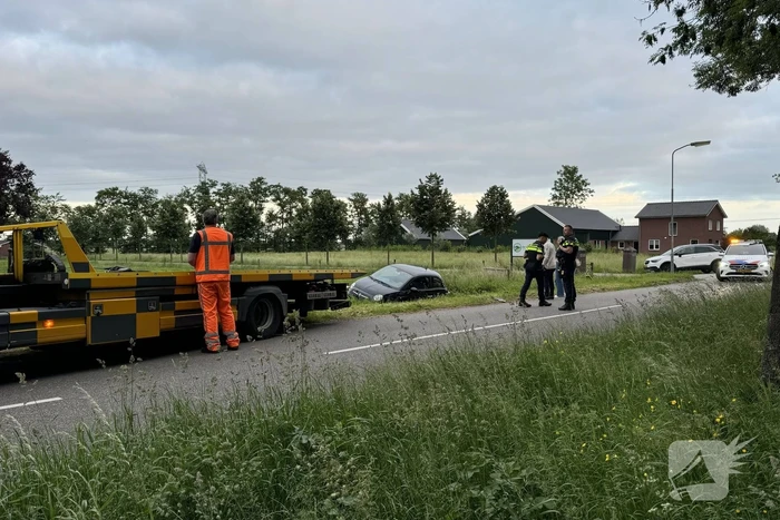 Automobilist mist bocht en raakt van de weg