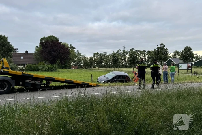 Automobilist mist bocht en raakt van de weg