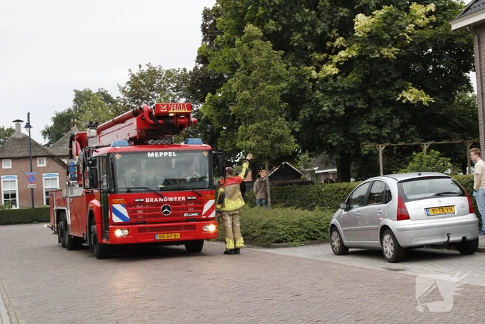 Brandweer veegt schoorsteen na brand