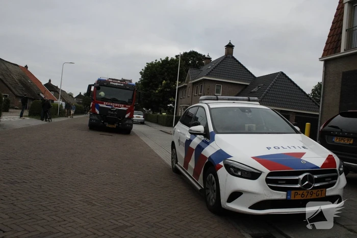 Brandweer veegt schoorsteen na brand