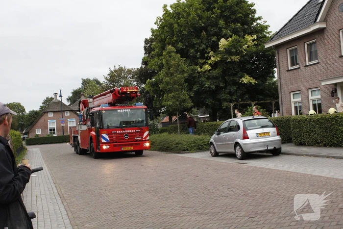 Brandweer veegt schoorsteen na brand