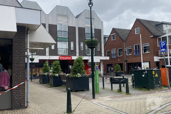 Brandweer blust brand in drogisterij winkel