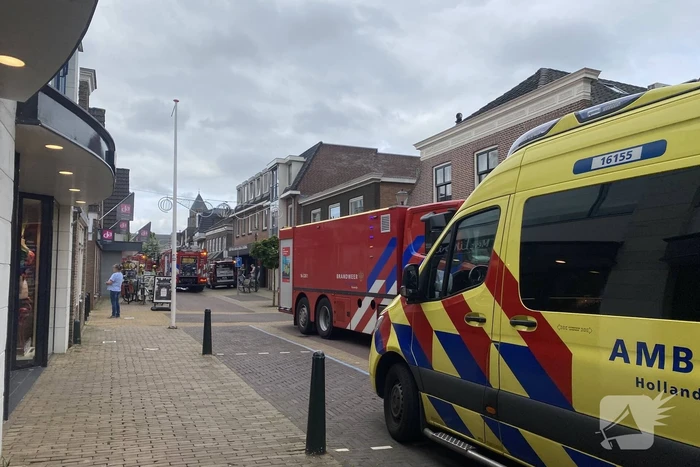 Brandweer blust brand in drogisterij winkel