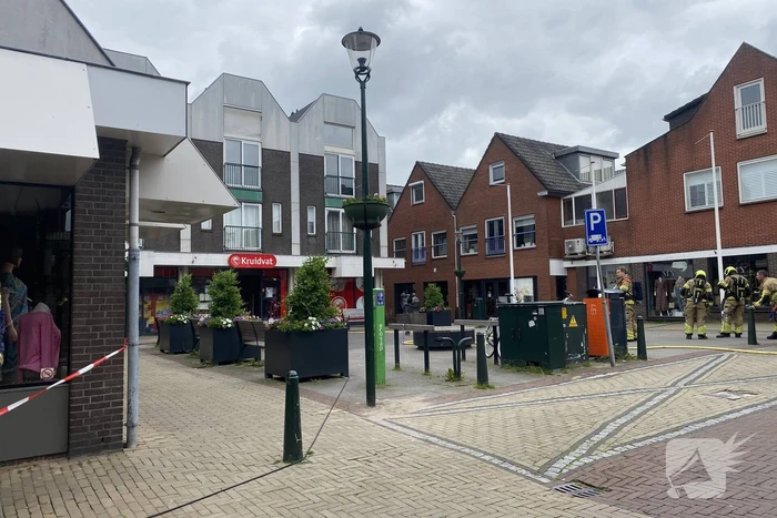 Brandweer blust brand in drogisterij winkel