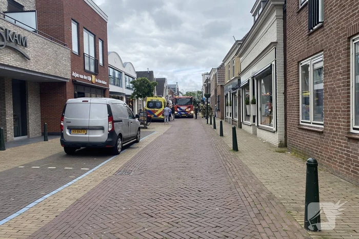 Brandweer blust brand in drogisterij winkel