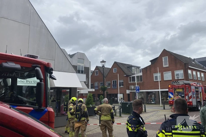 Brandweer blust brand in drogisterij winkel