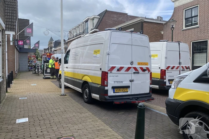 Brandweer blust brand in drogisterij winkel