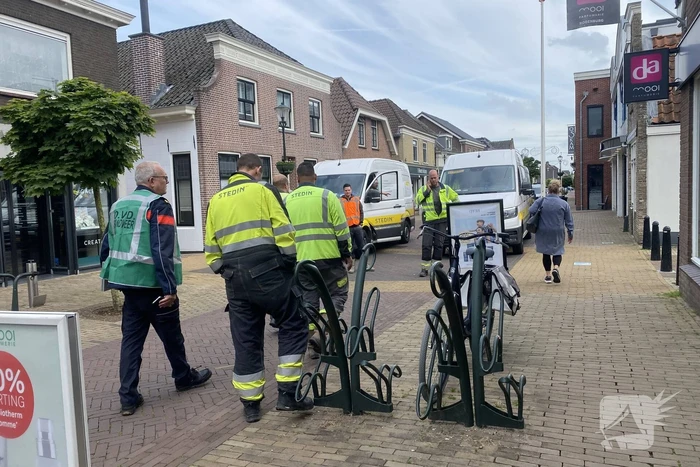 Brandweer blust brand in drogisterij winkel