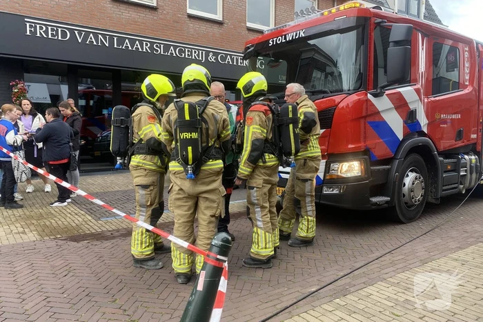 Brandweer blust brand in drogisterij winkel