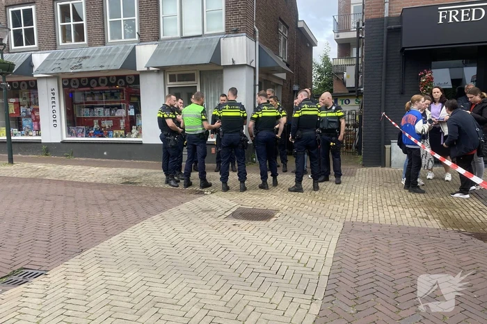 Brandweer blust brand in drogisterij winkel