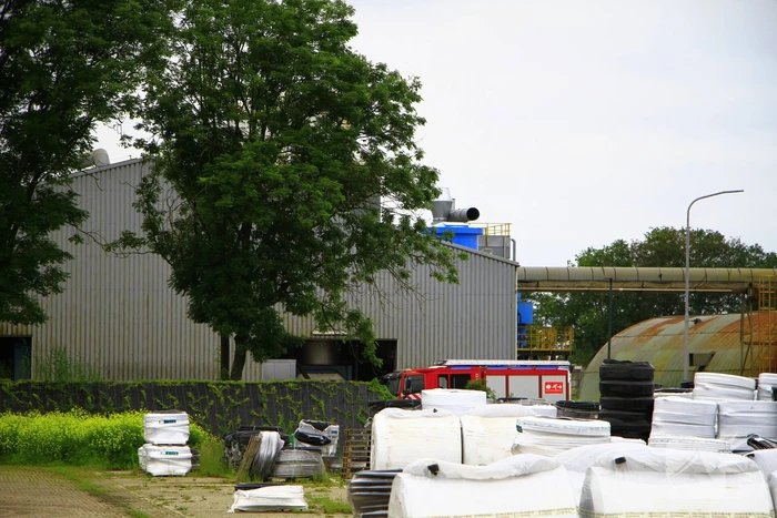 Brandweer blust brand in bedrijfspand