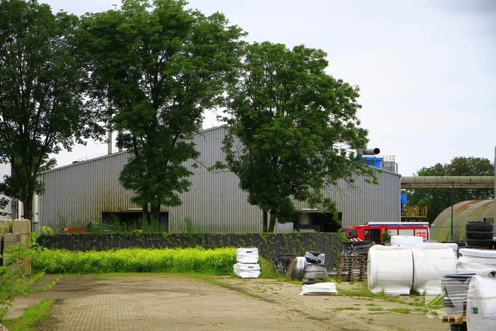 Brandweer blust brand in bedrijfspand