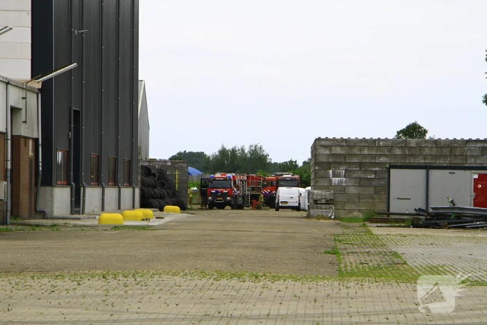 Brandweer blust brand in bedrijfspand