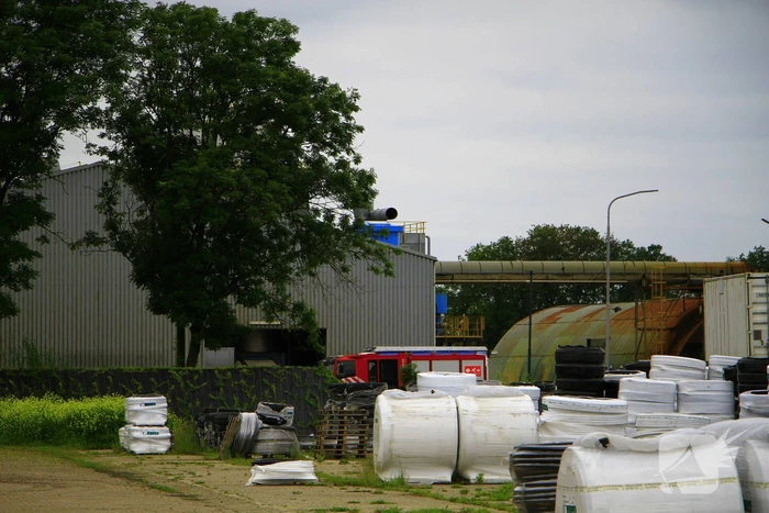 Brandweer blust brand in bedrijfspand