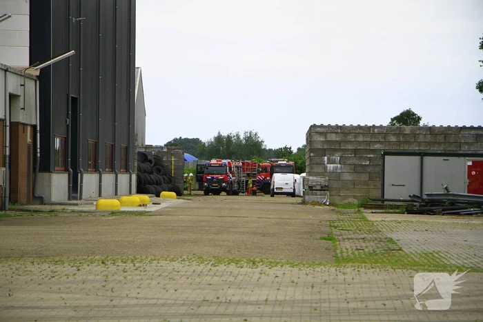 Brandweer blust brand in bedrijfspand