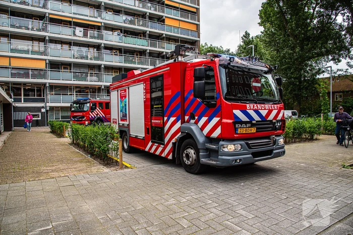 Brand in flatwoning snel onder controle