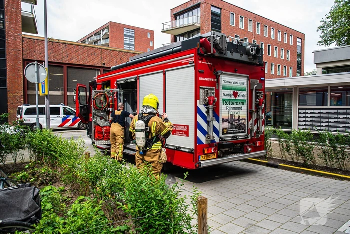 Brand in flatwoning snel onder controle
