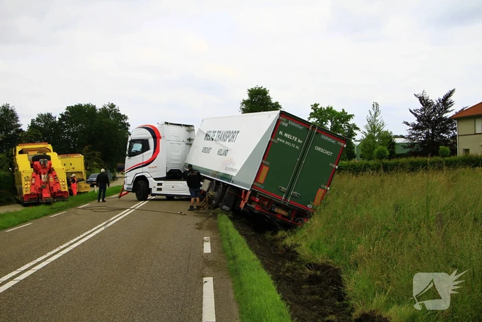 Vrachtwagencombinatie raakt van de weg