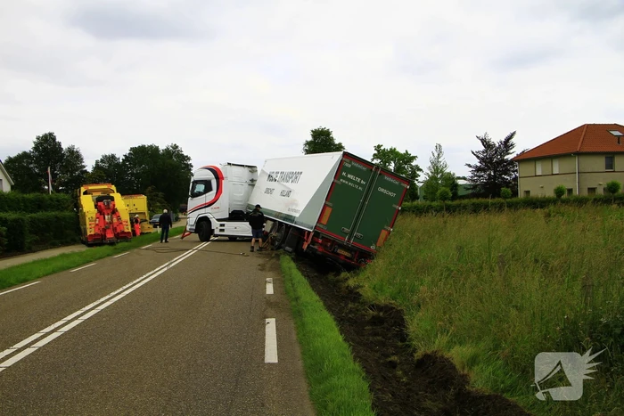 Vrachtwagencombinatie raakt van de weg