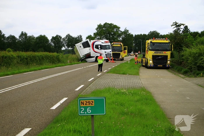 Vrachtwagencombinatie raakt van de weg