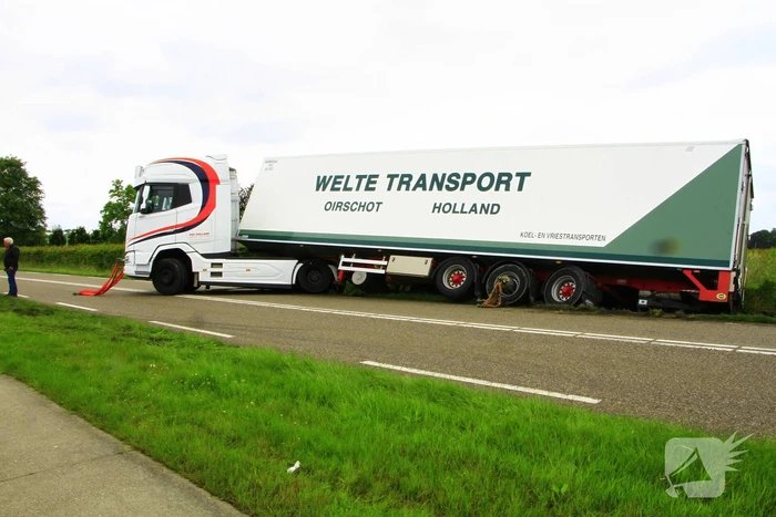 Vrachtwagencombinatie raakt van de weg