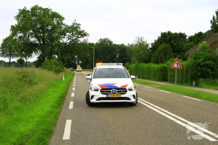Vrachtwagencombinatie raakt van de weg
