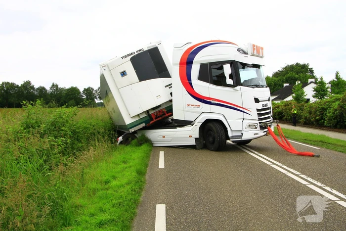 Vrachtwagencombinatie raakt van de weg