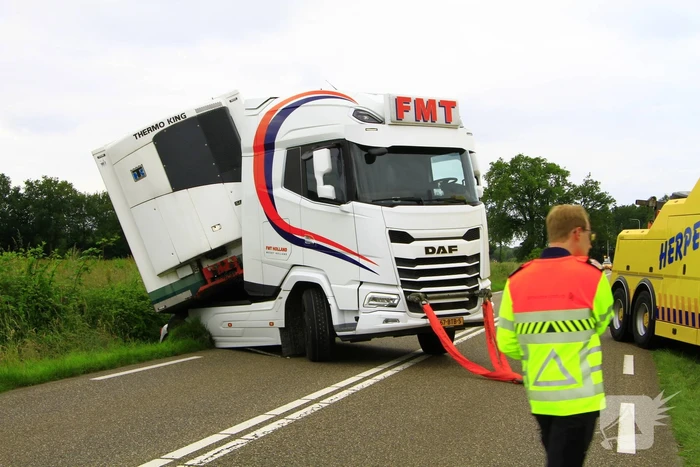 Vrachtwagencombinatie raakt van de weg