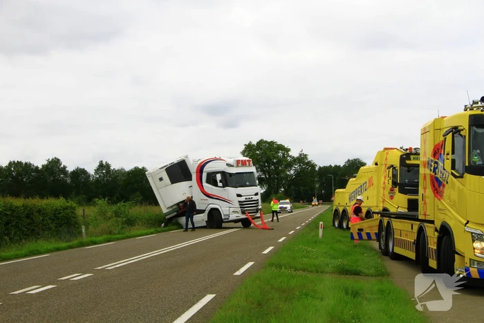Vrachtwagencombinatie raakt van de weg