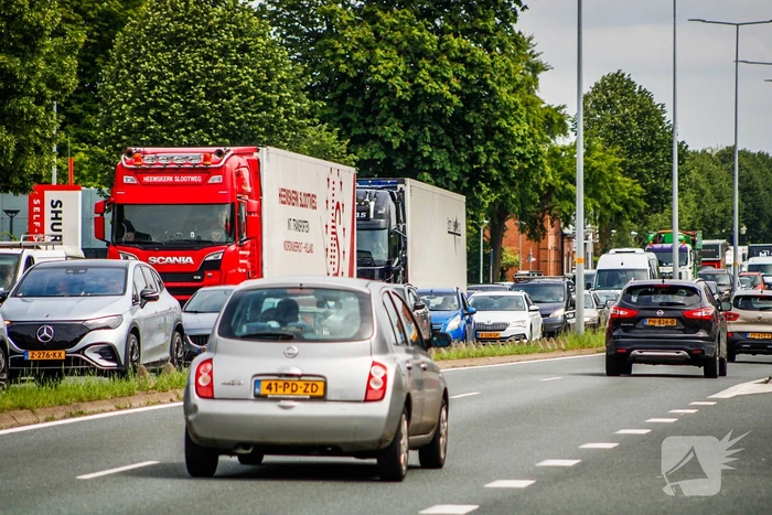 Auto belandt op de kop