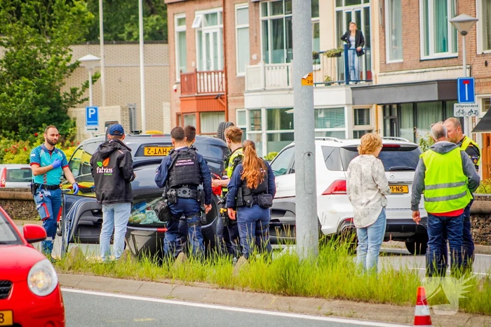Auto belandt op de kop