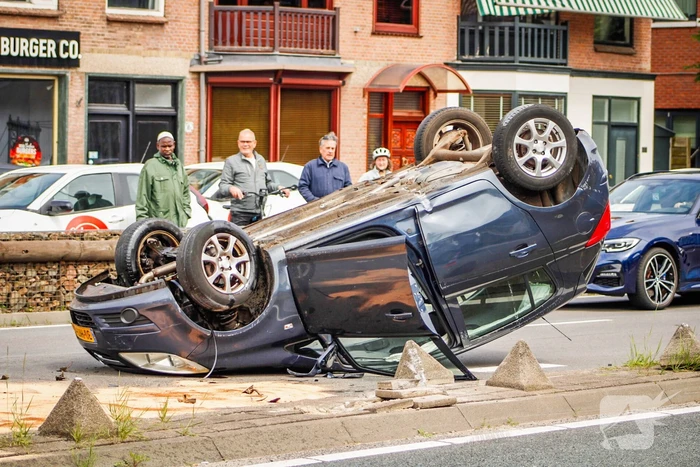 Auto belandt op de kop