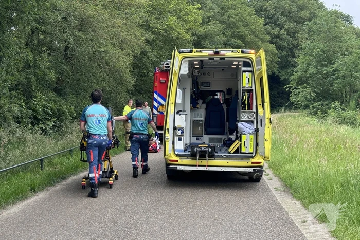 Wandelaar wordt uit bos getild door brandweer