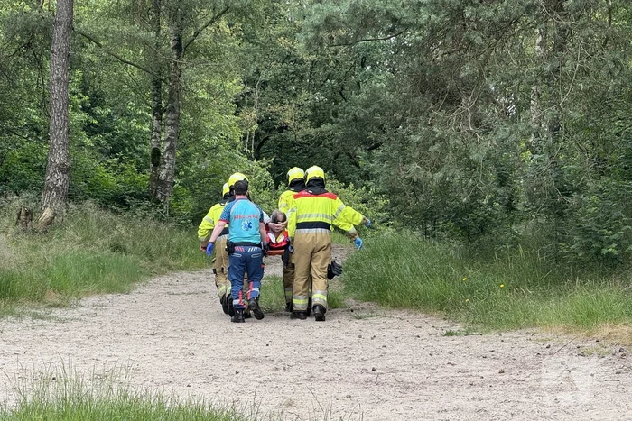 Wandelaar wordt uit bos getild door brandweer