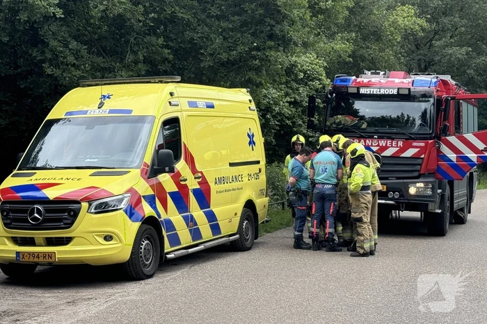Wandelaar wordt uit bos getild door brandweer