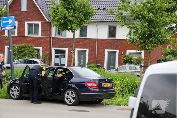 Politie tikt autoruit in nadat onwel geworden persoon tegen lantaarnpaal botst