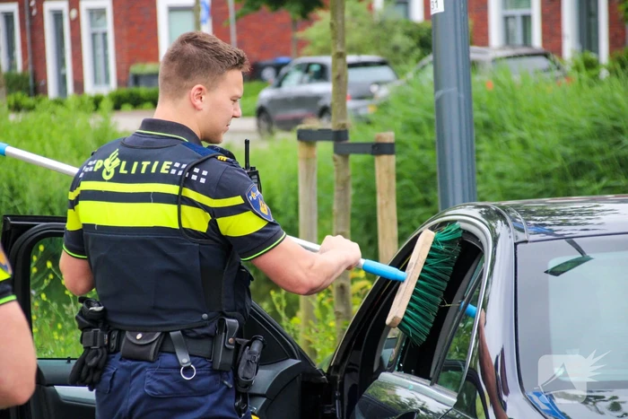 Politie tikt autoruit in nadat onwel geworden persoon tegen lantaarnpaal botst