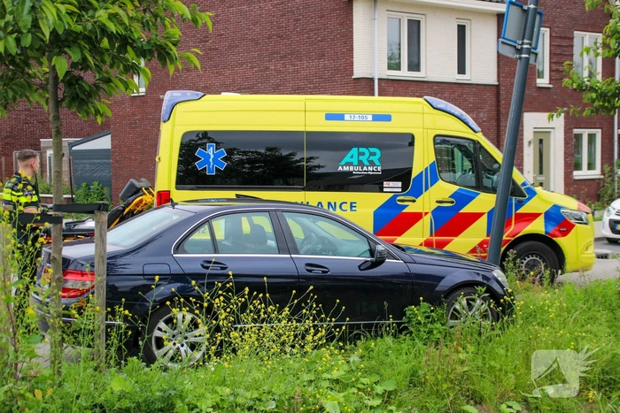 Politie tikt autoruit in nadat onwel geworden persoon tegen lantaarnpaal botst