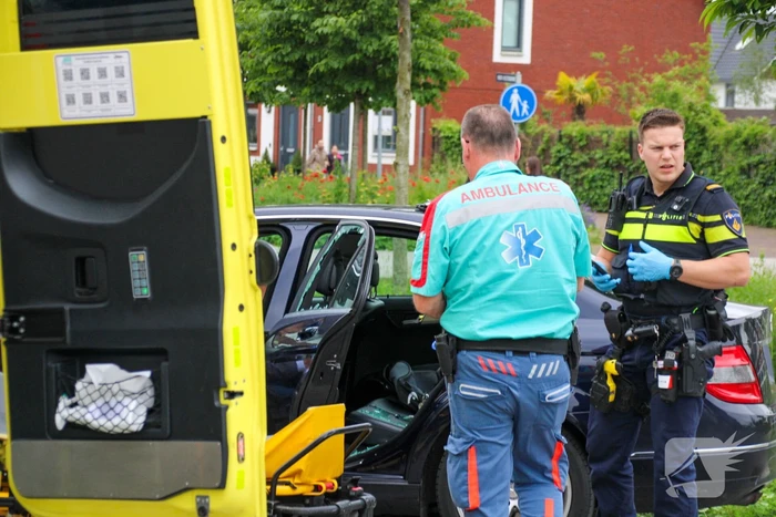 Politie tikt autoruit in nadat onwel geworden persoon tegen lantaarnpaal botst