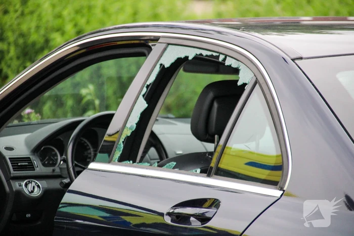 Politie tikt autoruit in nadat onwel geworden persoon tegen lantaarnpaal botst