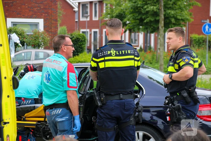 Politie tikt autoruit in nadat onwel geworden persoon tegen lantaarnpaal botst