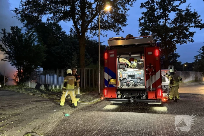 Zwarte rookwolken van afvalbrand trekken over snelweg