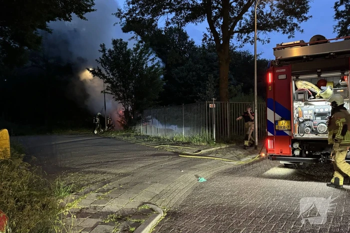 Zwarte rookwolken van afvalbrand trekken over snelweg