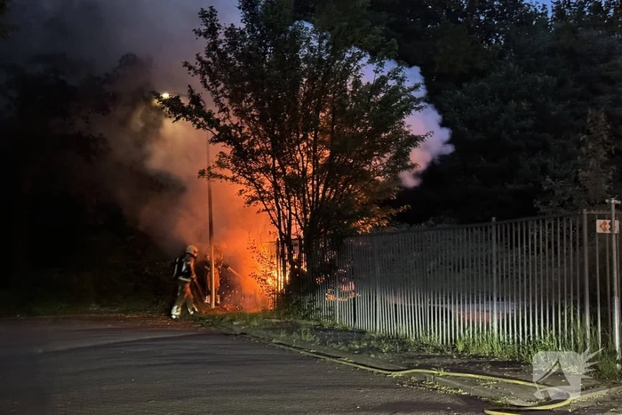 Zwarte rookwolken van afvalbrand trekken over snelweg