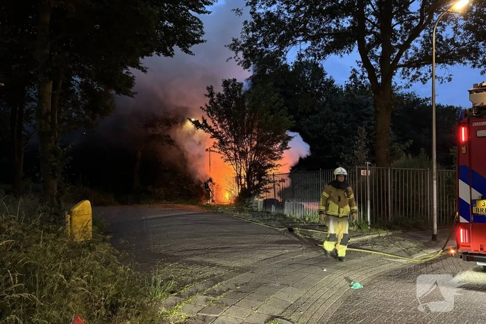 Zwarte rookwolken van afvalbrand trekken over snelweg