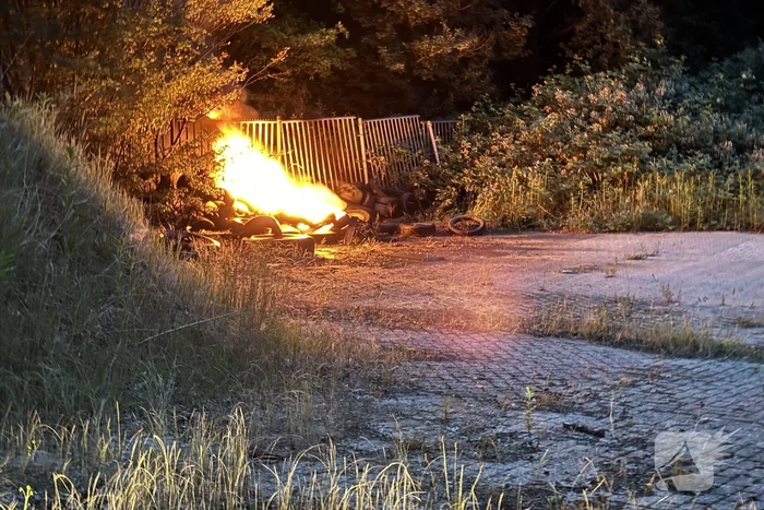 Zwarte rookwolken van afvalbrand trekken over snelweg