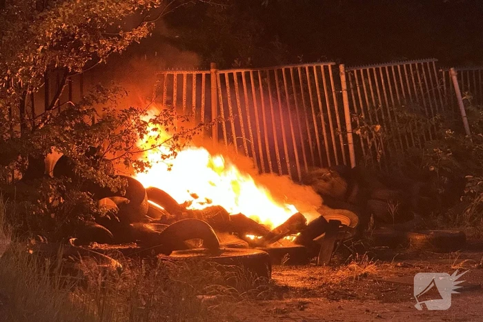 Zwarte rookwolken van afvalbrand trekken over snelweg