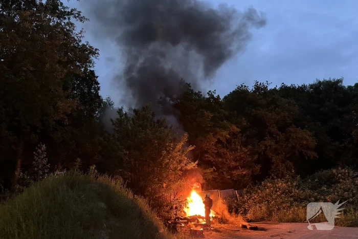 Zwarte rookwolken van afvalbrand trekken over snelweg
